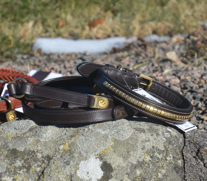 Premium dog collar in natural tanned leather and classic clincher